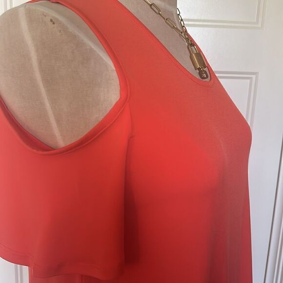 Cold Shoulder flowy top. - Picture 5 of 9